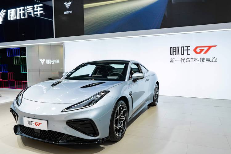 惠州197哪吒汽车在智能汽车领域的表现，领途汽车在新能源汽车市场中的影响力